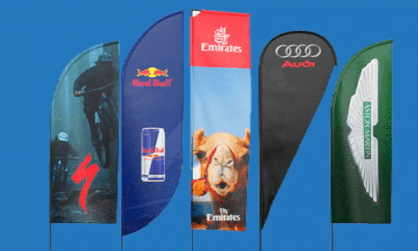 الأعلام واللافتات