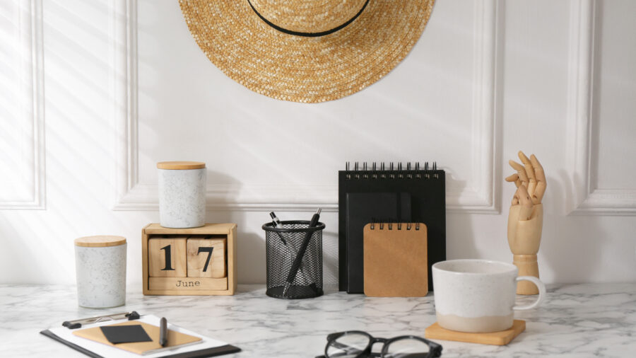 مكان عمل أنيق في المكتب. عناصر الديكور، والأكواب الزجاجية، والكوب، والتماثيل Office Decor & Accessories